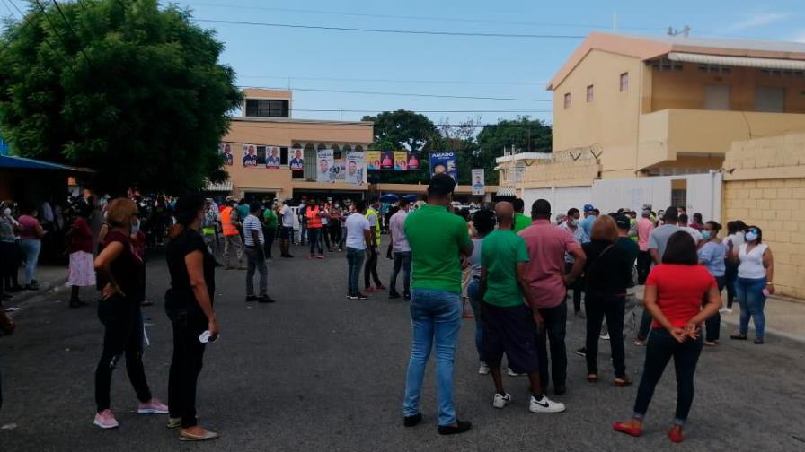 Jóvenes acuden a votar en municipio Santo Domingo Este