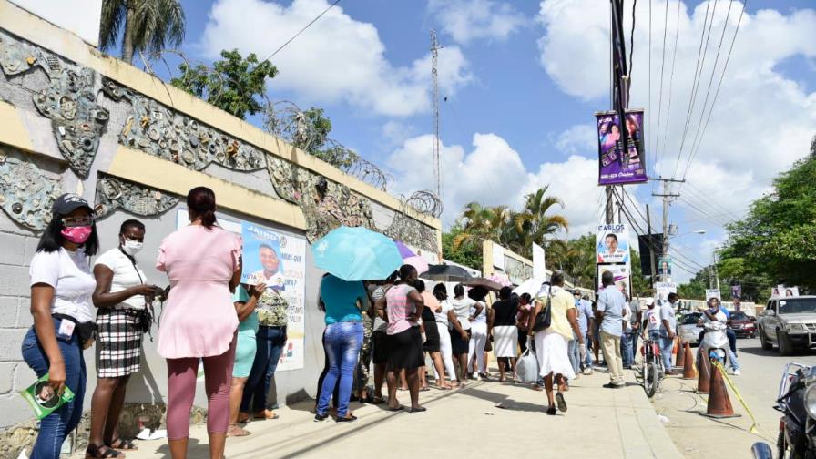 Con retraso,  tensión y sin distanciamiento se inician votaciones en la escuela San Felipe de Villa Mella