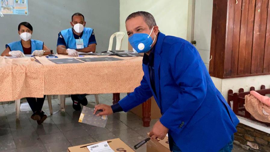 Héctor Acosta votó temprano y espera convertirse en Senador 