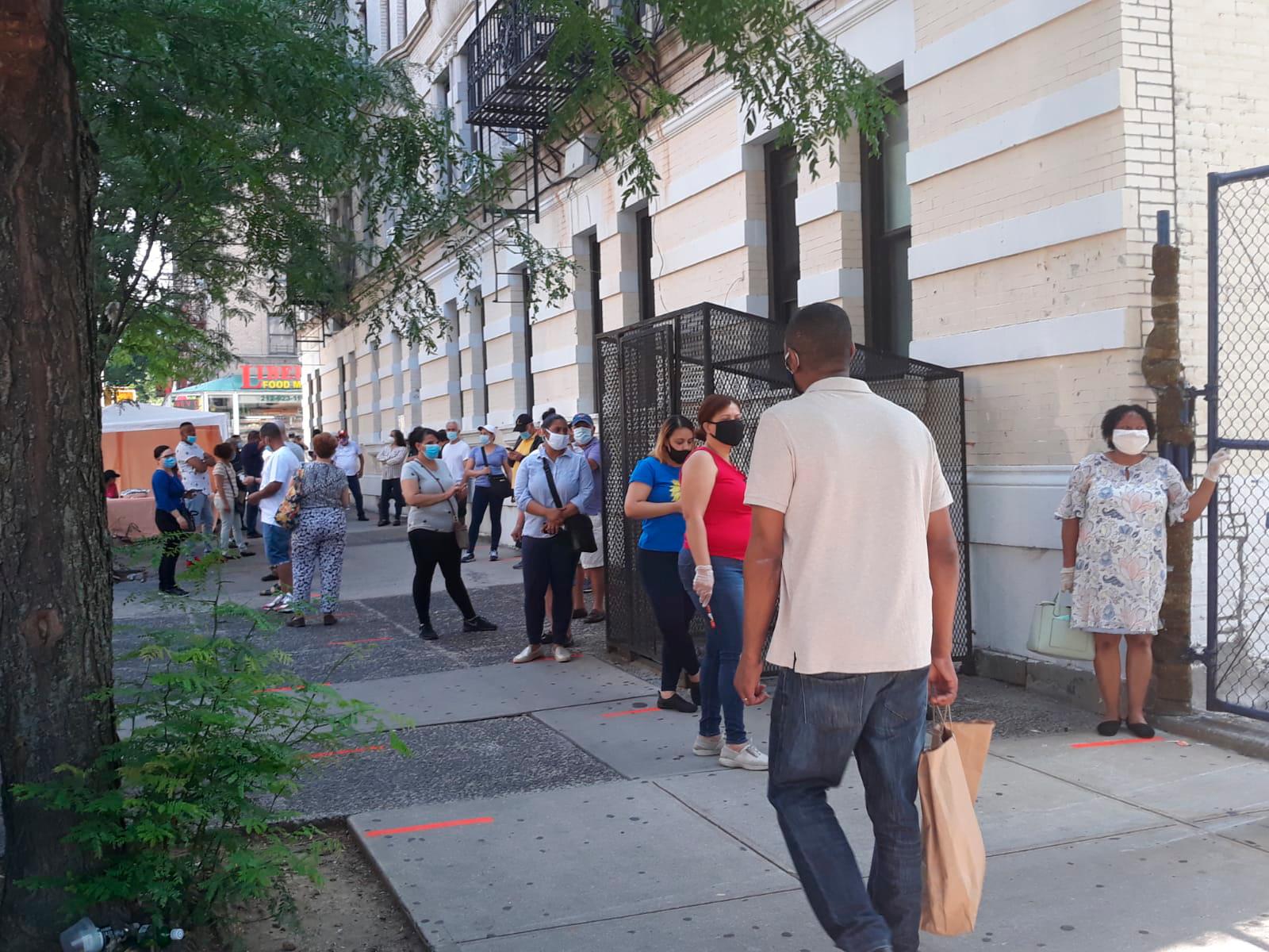 Electores hacen fuera en el exterior de la escuela Eleanor Roosevelt, en la avenida Audubon y calle 183. 