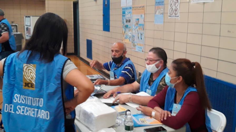 Denuncias de votantes y poco flujo matizan primeras horas de elecciones en Nueva York