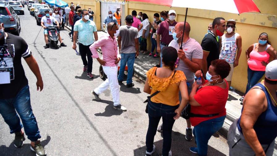 Aglomeración y activismo político en afueras de centros electorales de Santiago