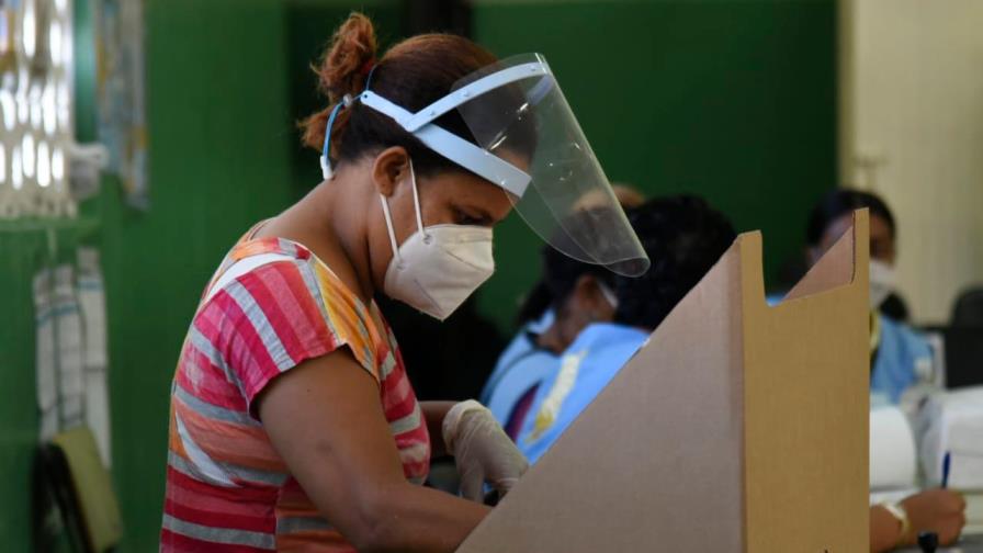 Entusiasmo y orden en primeras horas de elecciones en Santiago