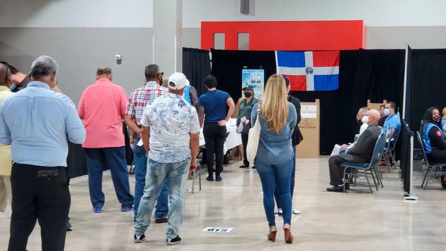 Dominicanos residentes en Miami acuden lentamente a votar 