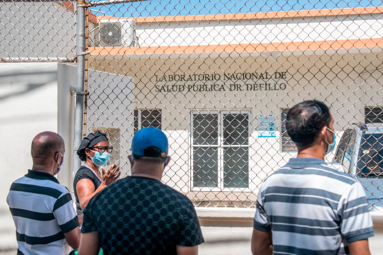 Personas que se realizan la prueba en el laboratorio esperan sus resultados desde tempranas horas de la mañana.