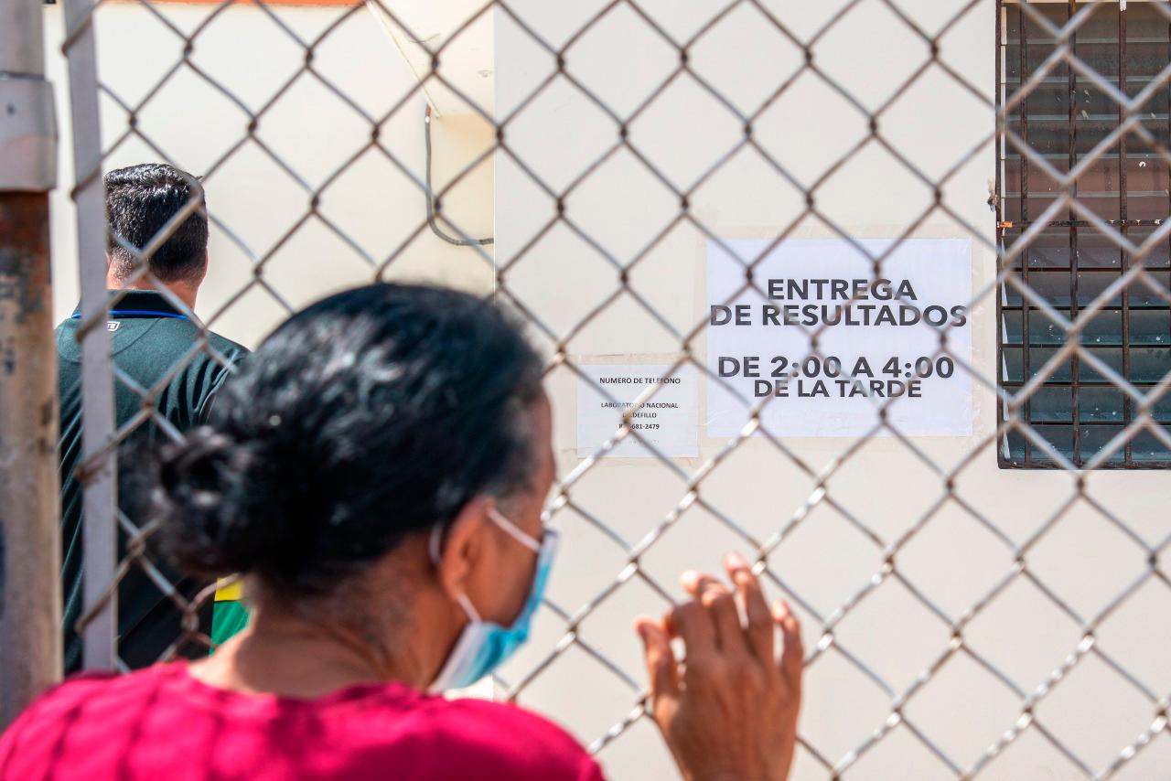 El laboratorio indica a las personas que los resultados de las pruebas serán entregados desde las 2:00 p.m. hasta las 4:00 p.m.