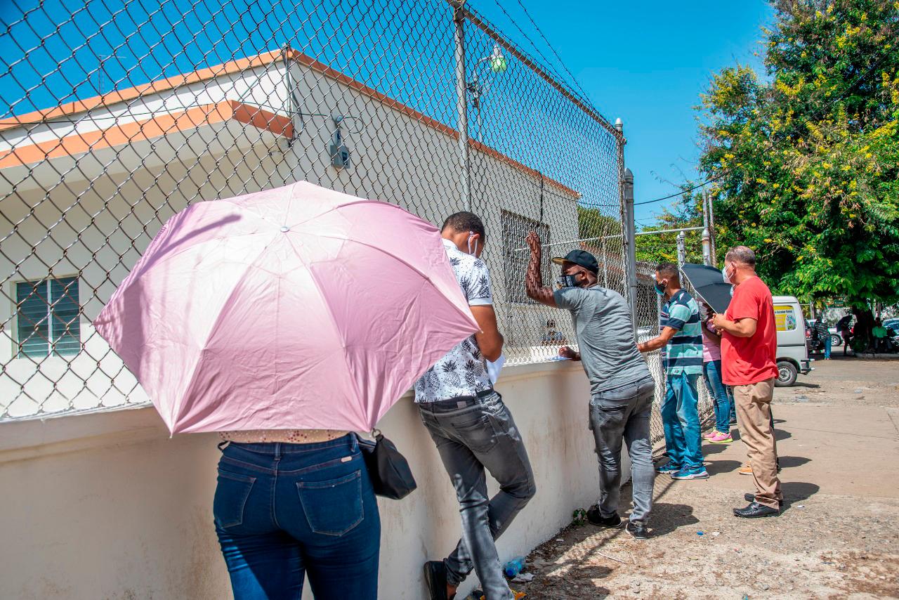 La cantidad de personas frente al laboratorio, la mañana de este viernes,  fue menor a  días anteriores.