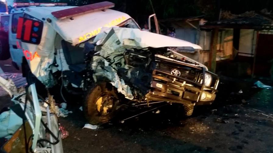 Una persona muerta y otra herida tras chocar una ambulancia con un árbol Una persona muerta y otra herida tras chocar una ambulancia con un árbol