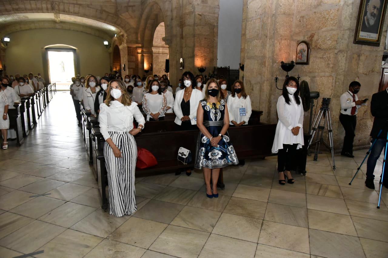 Miembros del movimiento Mujeres con Luis Abinader durante la misa.