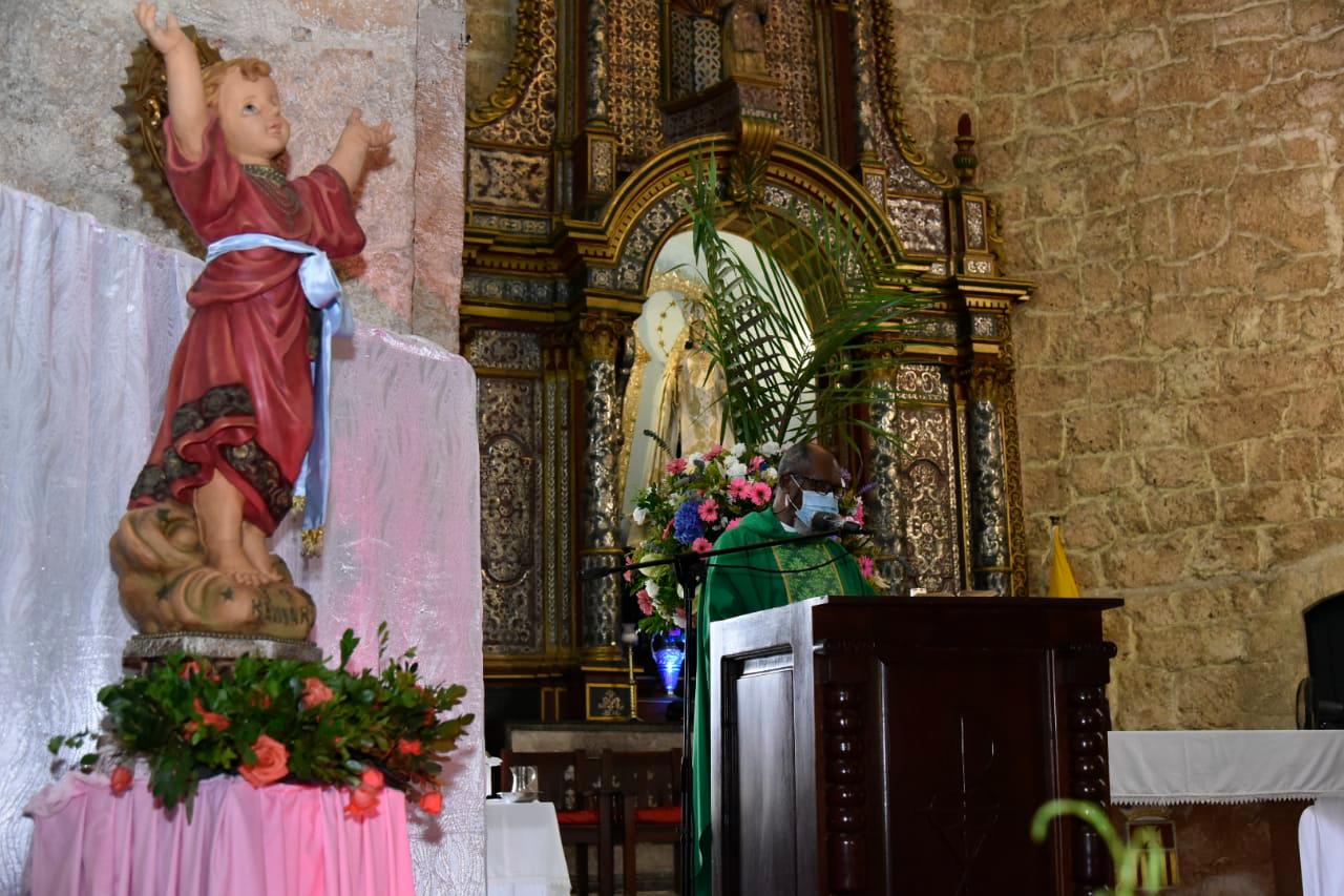 El fray Demetrio Rodríguez durante la misa.