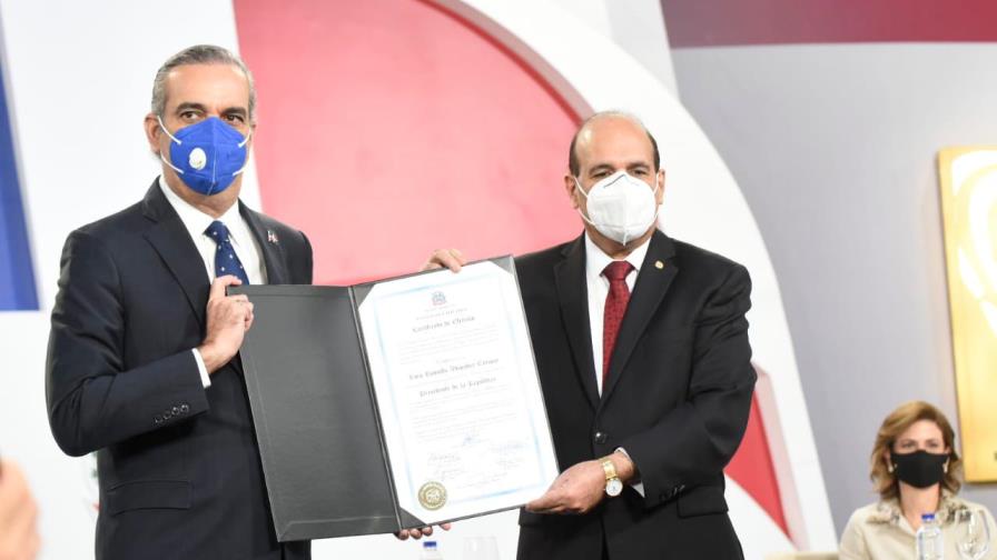 Luis Abinader y Raquel Peña reciben certificados de elección 