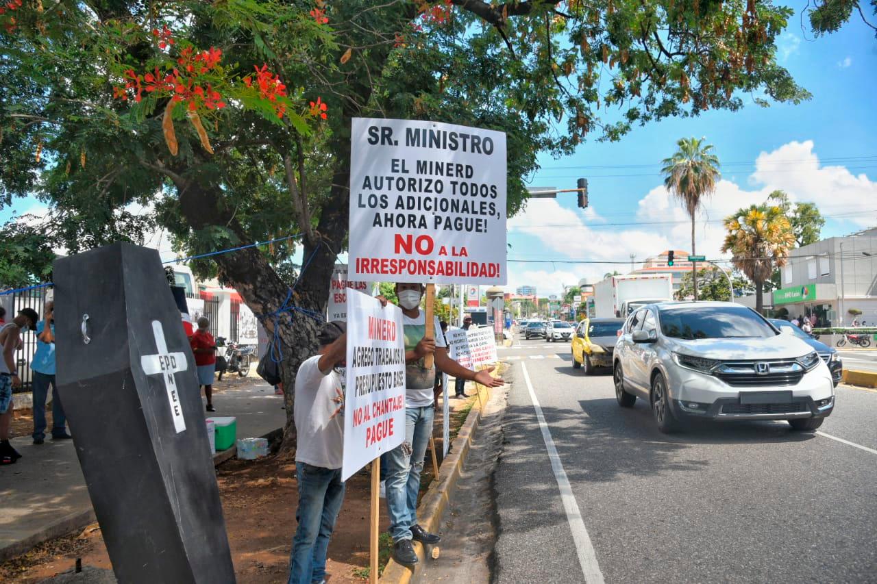 La manifestación se llevó a cabo frente a la sede del Minerd.