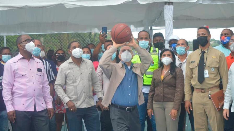 Alcalde Manuel Jiménez entrega cancha deportiva en el sector Riviera del Ozama