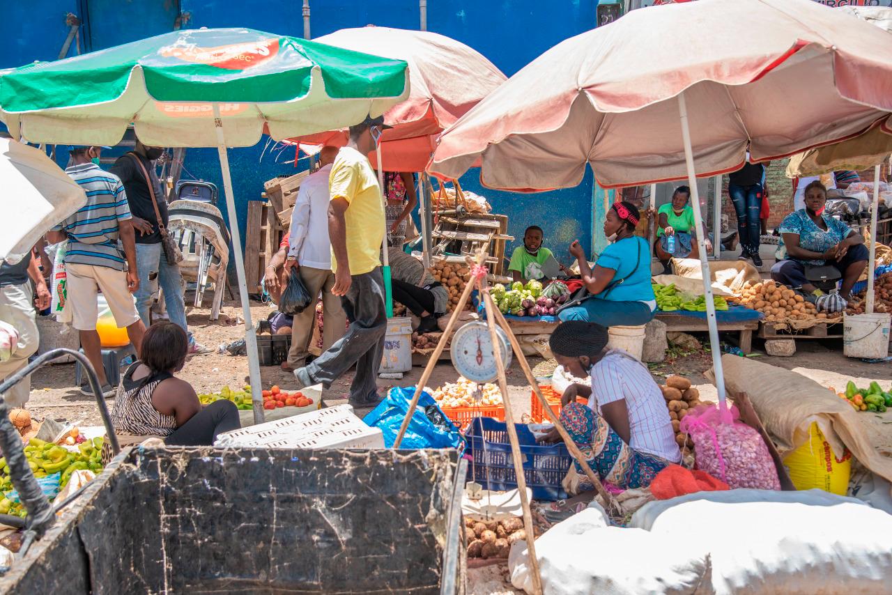 Las opciones de trabajo son diversas desde vender frutas y vegetales, hasta velas y esponjas de fregar. 