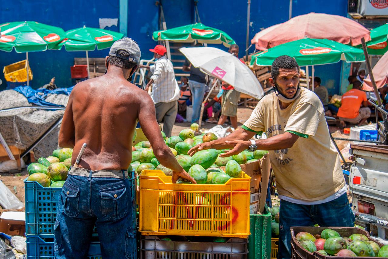 Comerciantes en el Mercado Nuevo.