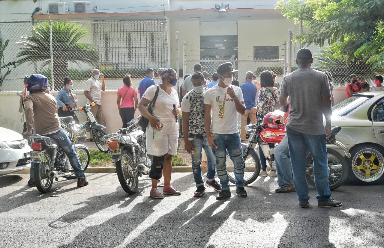 Todos los días el Laboratorio es abarrotado de personas en busca de una prueba; en mucho de los casos, sin indicación .