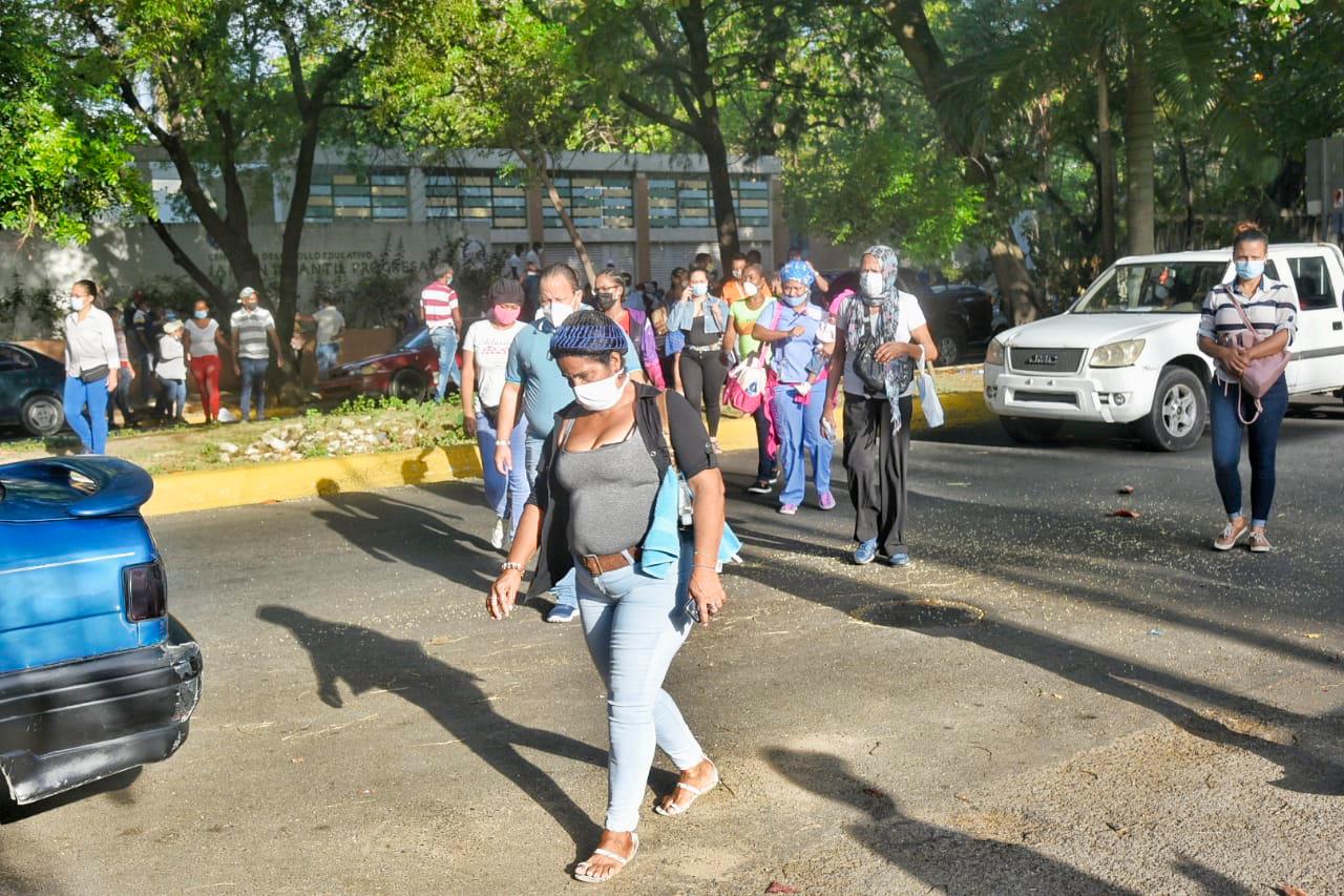 Las personas se retiran al enterarse que no hay pruebas disponibles.