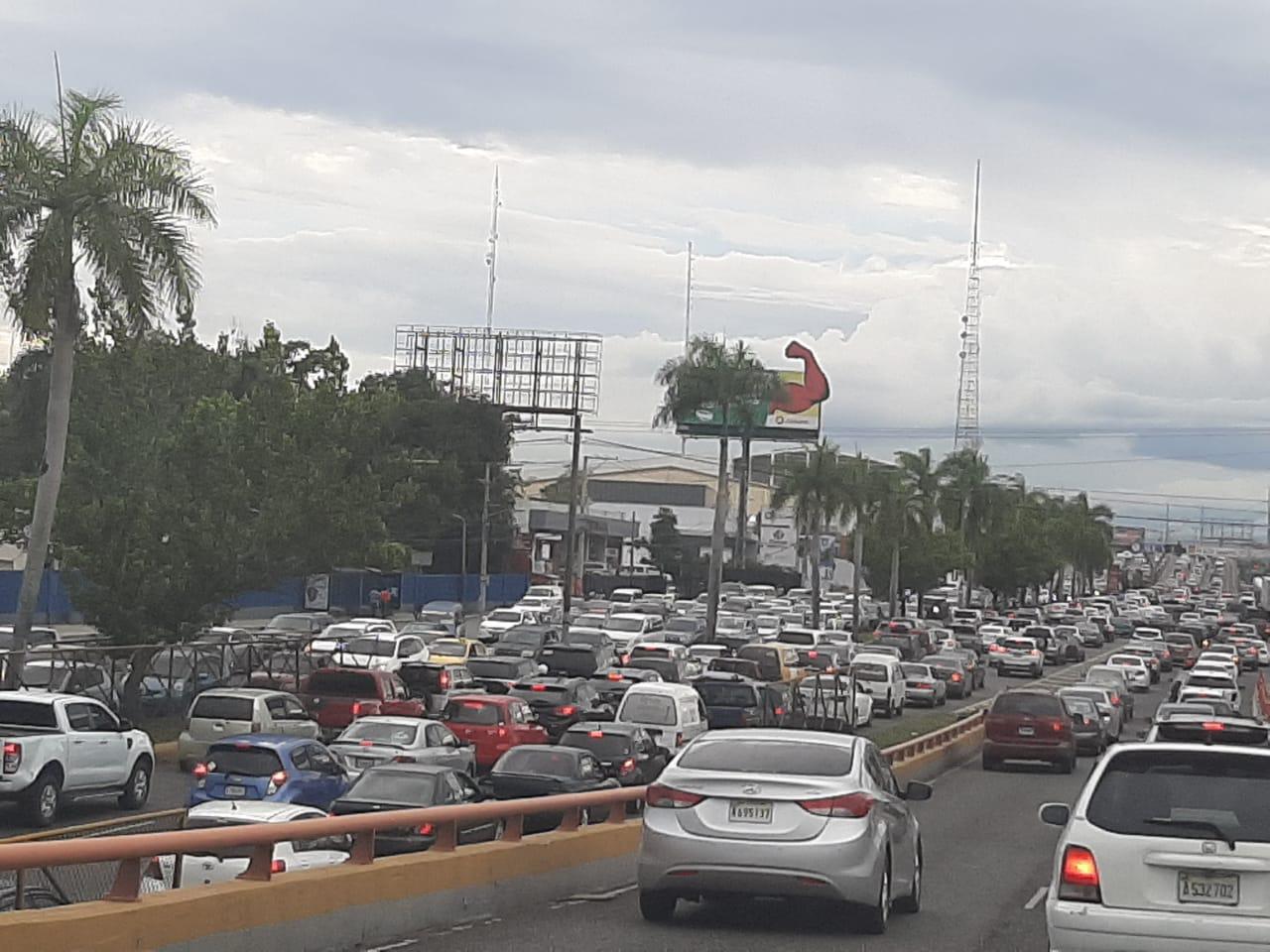 Se registra gran taponamiento antes del toque de queda. (FUENTE EXTERNA)