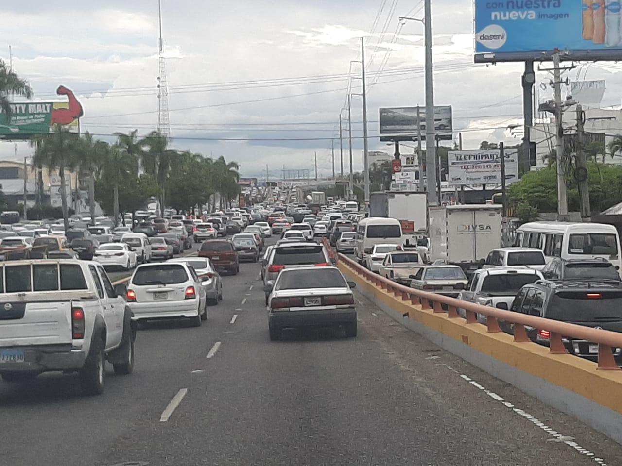 Atrapados en el tráfico. (FUENTE EXTERNA)