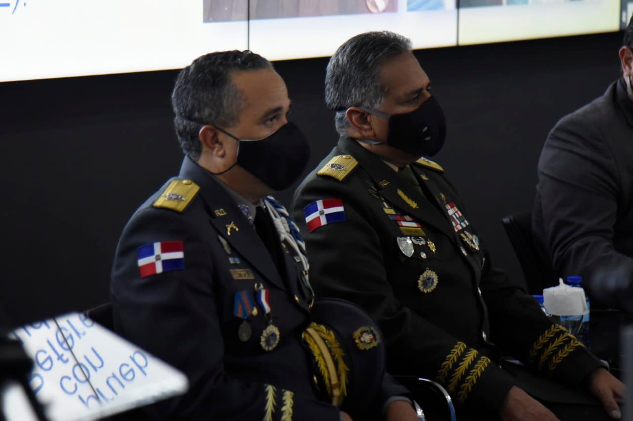 El director de la Policía, Ney Aldrin Bautista (izquierda), y el ministro de Defensa, Paulino Sem. 