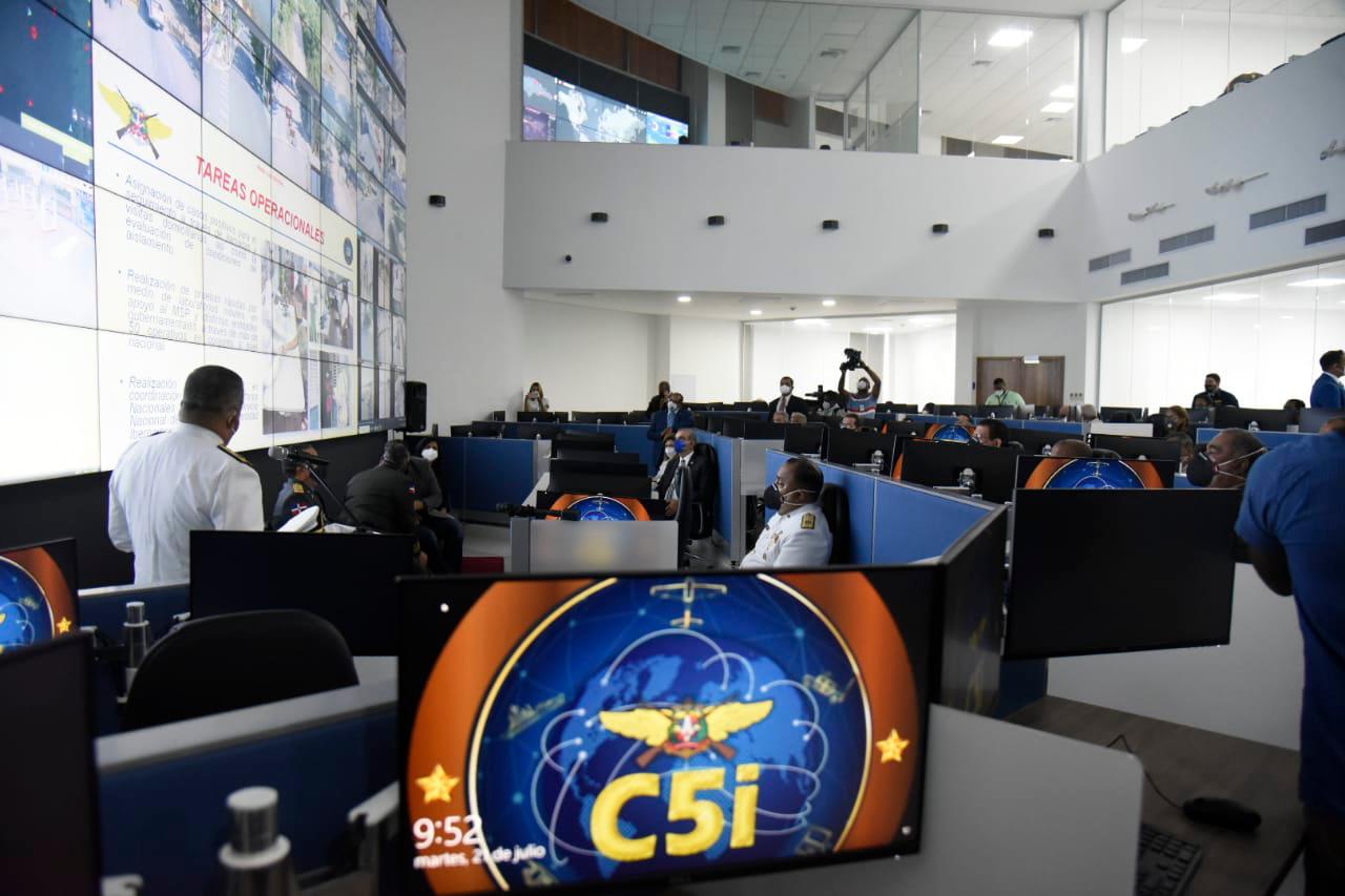 Personal del C5i muestran la plataforma digital a las autoridades electas. 