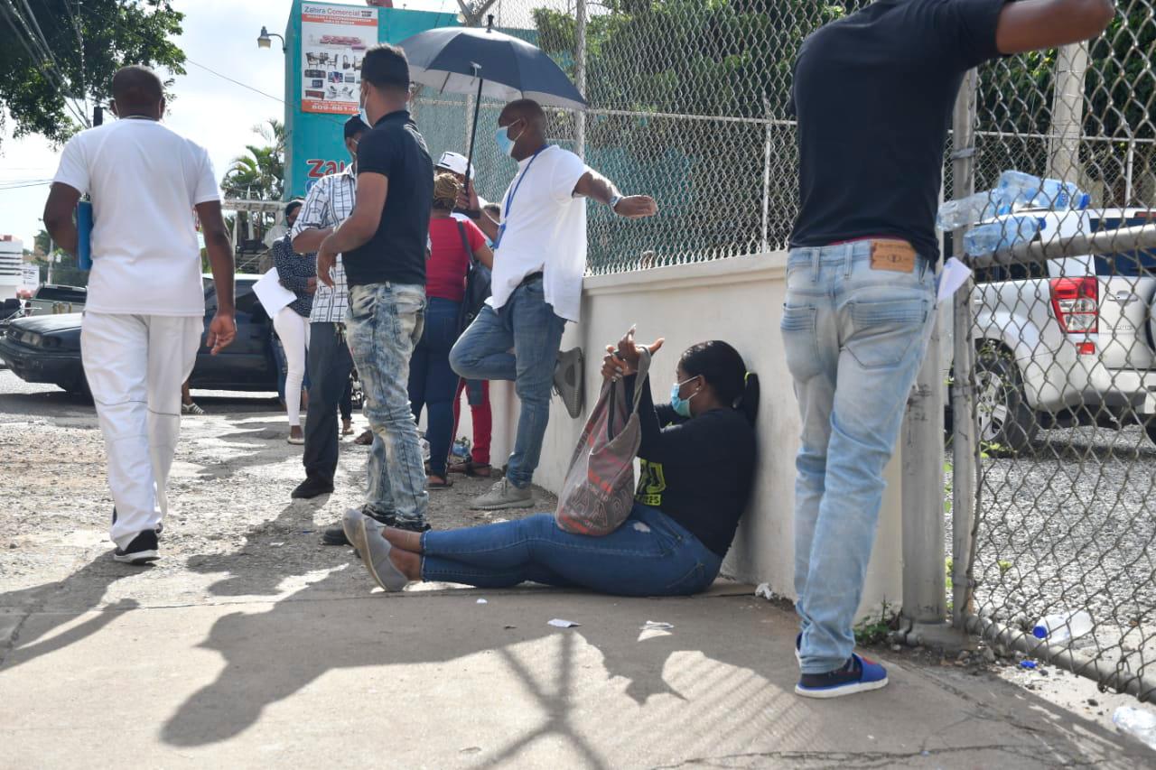 Desde tempranas horas personas esperan obtener alguna respuesta por parte del Laboratorio Nacional.
