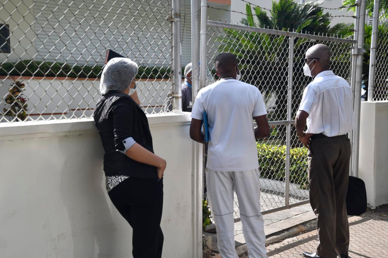 A la vista de cualquiere personal del Laboratorio Nacional, las personas corren a la entrada solicitando ser atendidos.