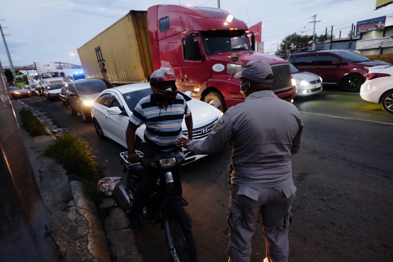 Un policía parando a un conductor de una motocicleta para verificar que cuanta con el permiso. (DIARIO LIBRE/RICARDO HERNÁNDEZ)