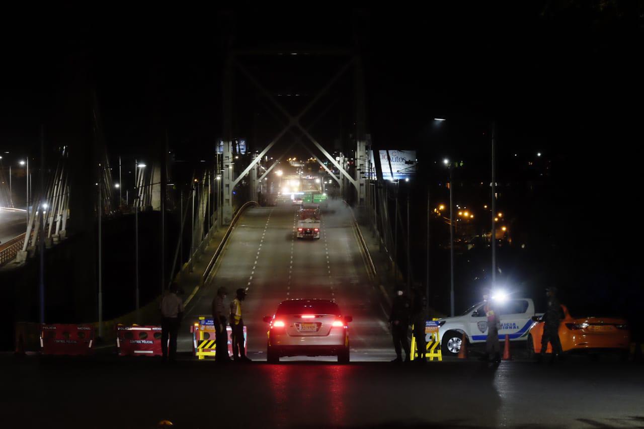 Agentes de la Digesett y la Policía Nacional en una de las salidas del Distrito Nacional hacia Santo Domingo Este (DIARIO LIBRE/RICARDO HERNÁNDEZ)