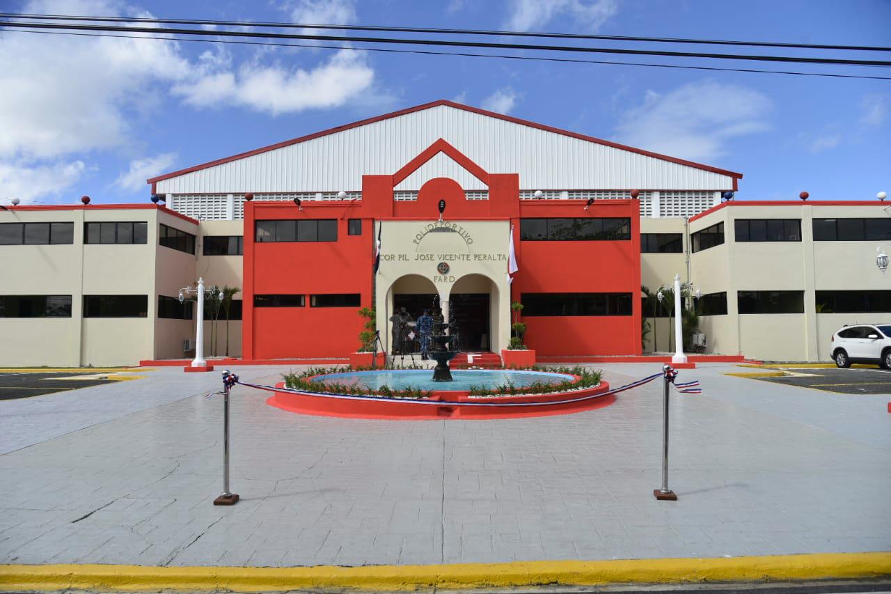 Fachada del Polideportivo “Coronel Piloto José Vicente Peralta”.