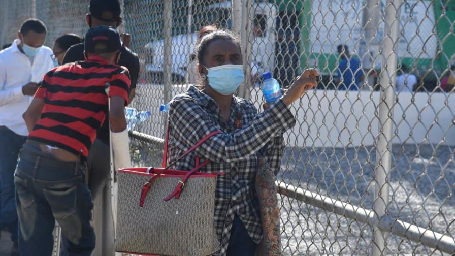 Continúa el cúmulo de personas en el Laboratorio Nacional 