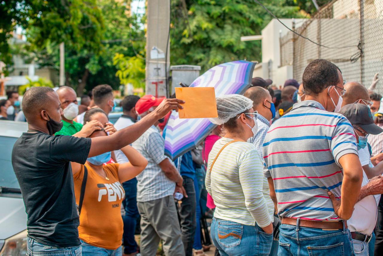 La queja más frecuente expresada este lunes fue no estar en el listado que utilizaban los empleados para entregar los resultados.