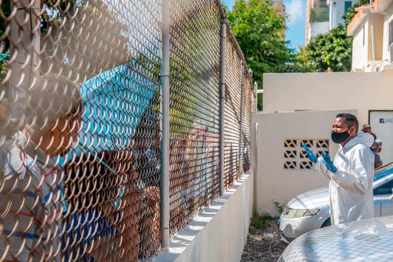 Personal de Laboratorio Nacional trata de calmar a las personas que se aglomeran en busca de respuestas.