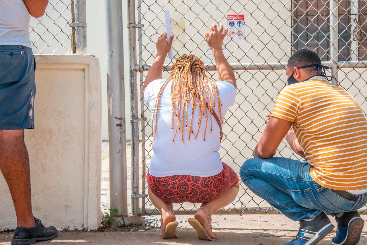 Ciudadanos cansados y a pleno sol del día esperan ser atendidos.