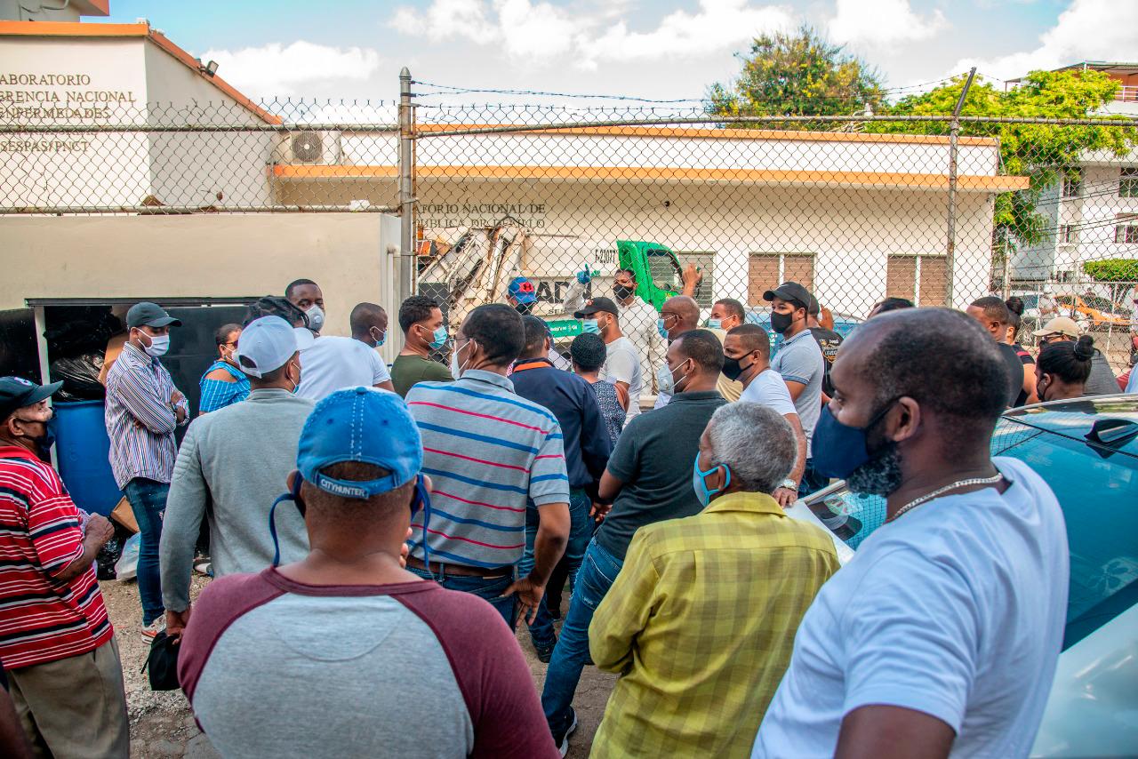 El área de entrega de resultados del Laboratorio Nacional estaba abarrotada la mañana de este lunes.