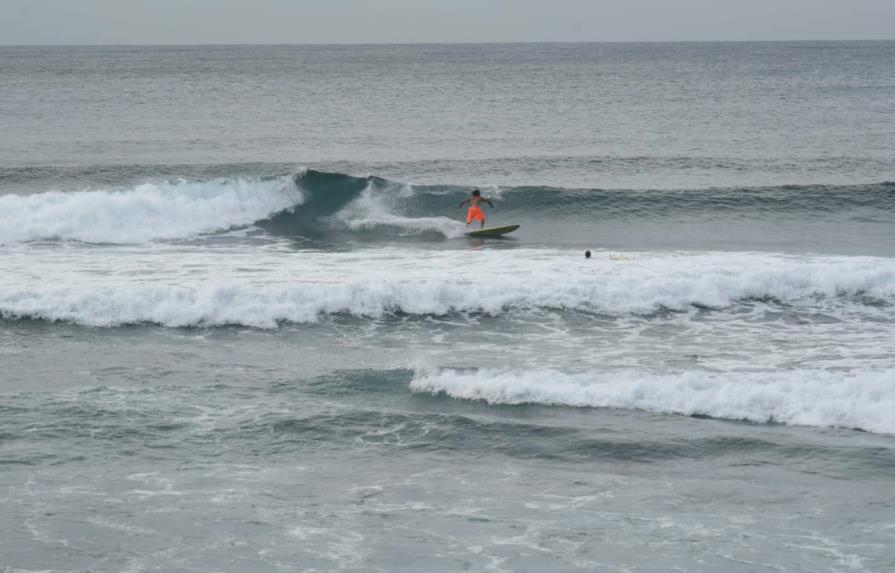 Surfistas en Güibia desafían la alerta por paso de la tormenta Isaías 