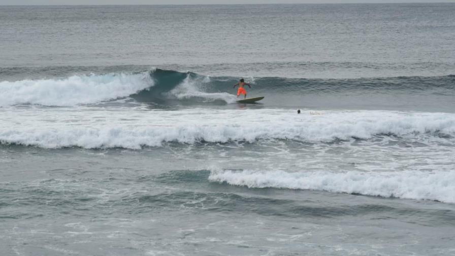 Surfistas en Güibia desafían la alerta por paso de la tormenta Isaías Surfistas en Güibia desafían la alerta por paso de la tormenta Isaías