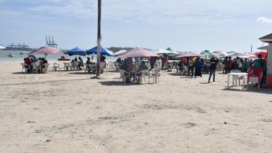 Así luce la playa de Boca Chica previo al inicio del toque de queda