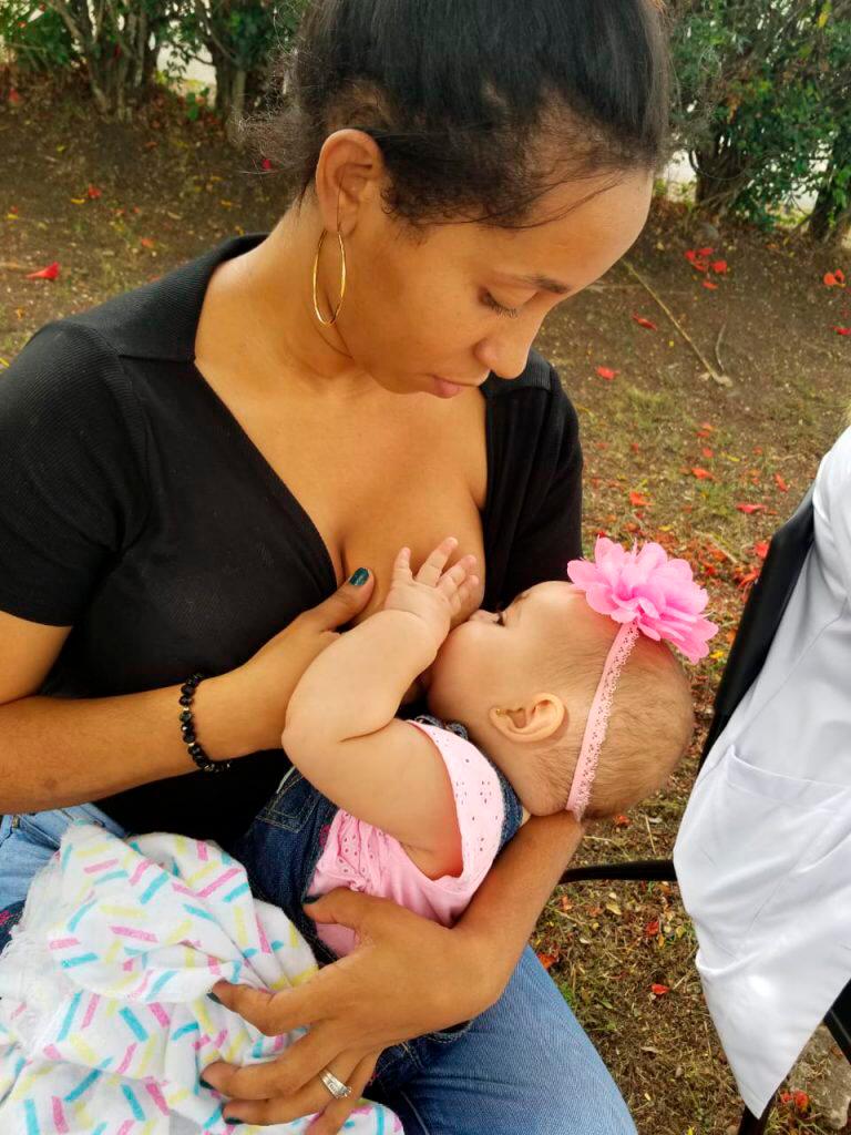 La leche materna es la más apropiada para el recién nacido, porque está adaptada exclusivamente a sus necesidades.