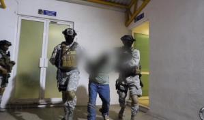 Video | Trasladan a líder del cártel Santa Rosa de Lima a penal del centro de México