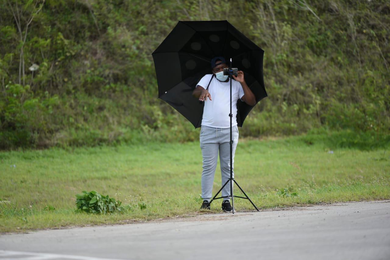 Un trabajador de la prensa en las afueras de Casa de Campo este miércoles 5 de agosto a la  espera de noticias sobre el rey Juan Carlos I.