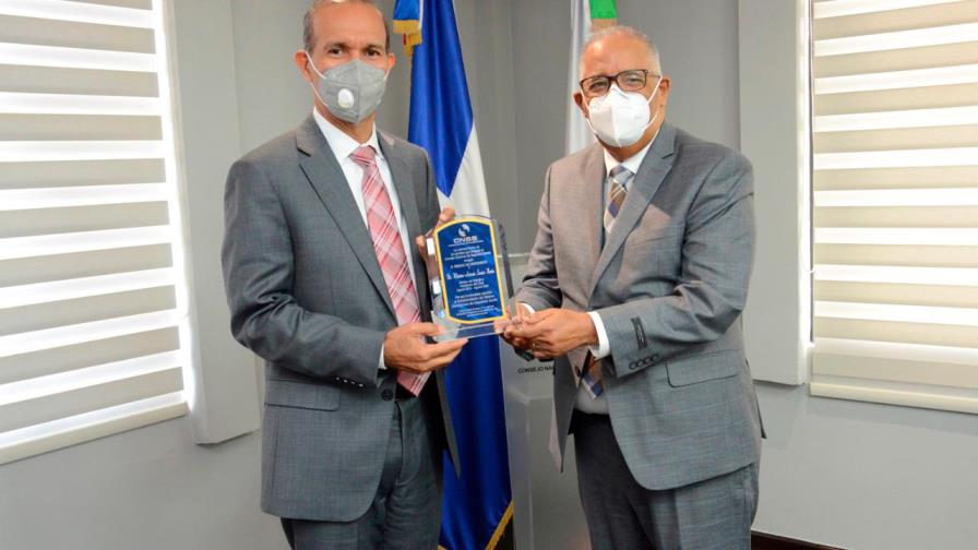 CNSS entrega reconocimiento al ministro de Trabajo CNSS entrega reconocimiento al ministro de Trabajo