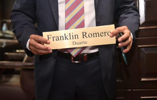 Diputados despegan las placas con sus nombres y se las llevan de recuerdo Diputados despegan las placas con sus nombres y se las llevan de recuerdo