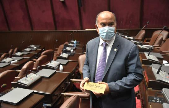 Diputados despegan las placas con sus nombres y se las llevan de recuerdo Diputados despegan las placas con sus nombres y se las llevan de recuerdo
