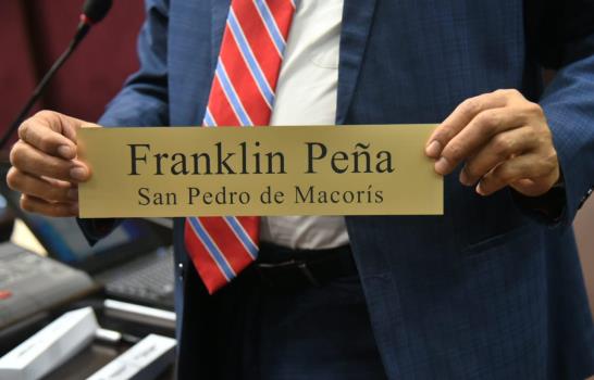 Diputados despegan las placas con sus nombres y se las llevan de recuerdo Diputados despegan las placas con sus nombres y se las llevan de recuerdo