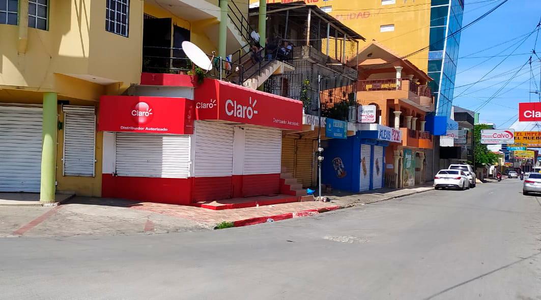 Vista de más comercios cerrados.