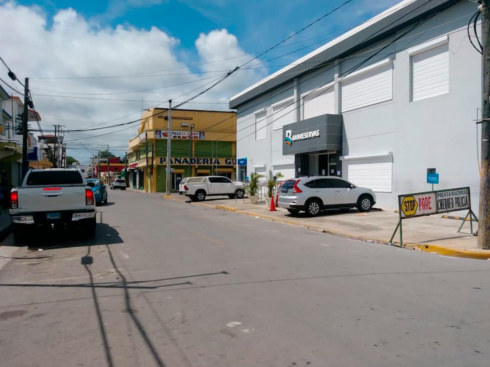 Vista del Banco de Reservas cerrado en Nagua.