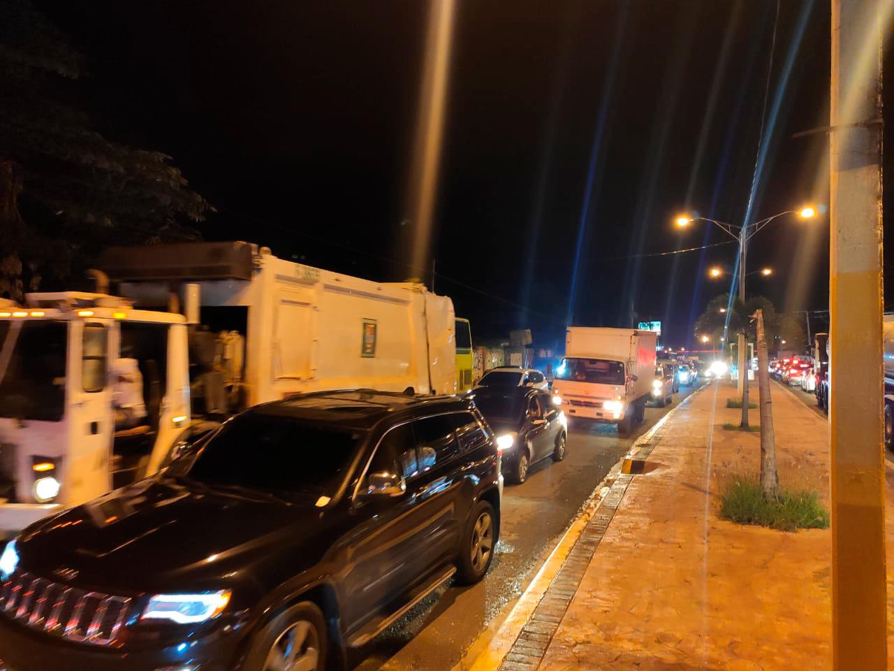 Vehículos en un tapó después del toque de queda.