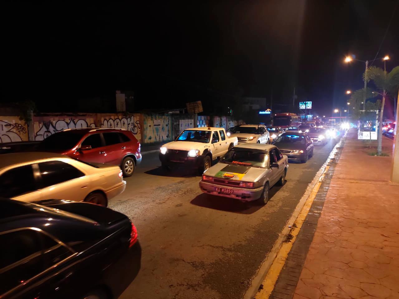 Decenas de vehículos en un taponamiento en la avenida Charles de Gaulle, Santo Domingo Este.