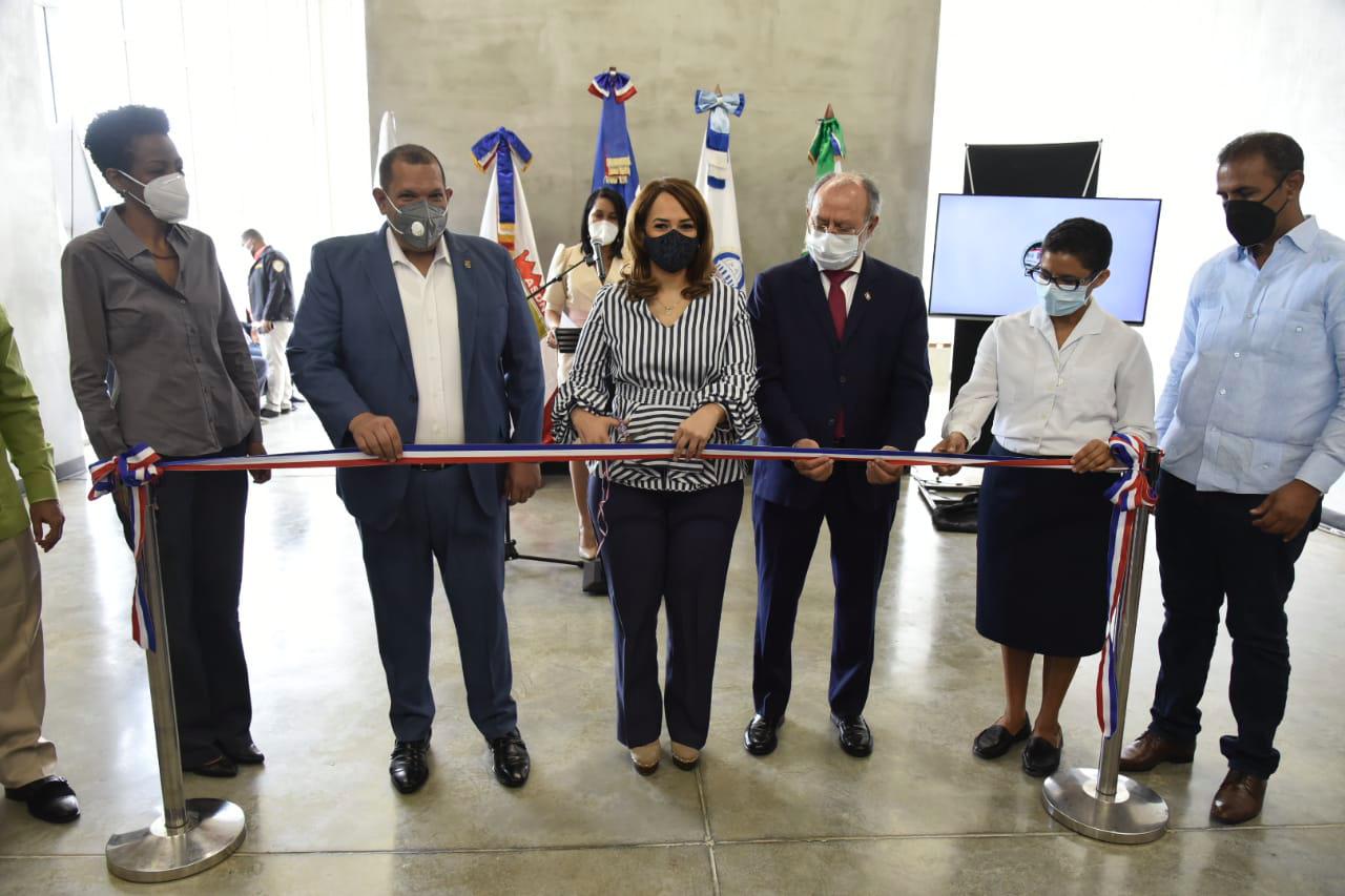 Corte de cinta del nuevo centro cultural.